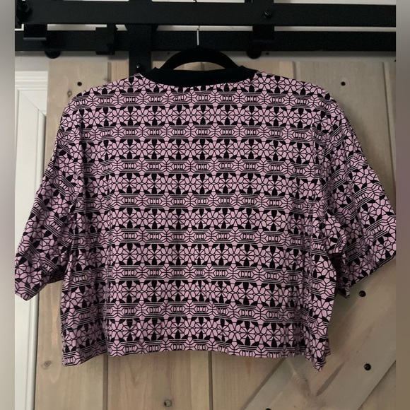 LIKE NEW Adidas Crop Logo Tee - Picture 4 of 5